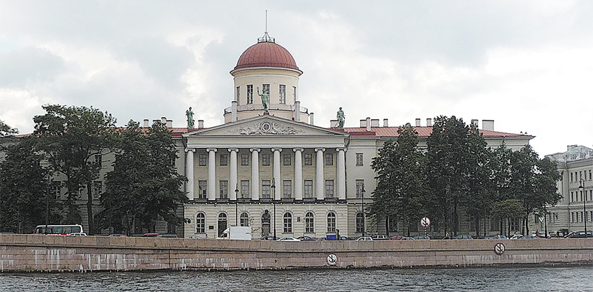 Жукова на полках старинного шкафа